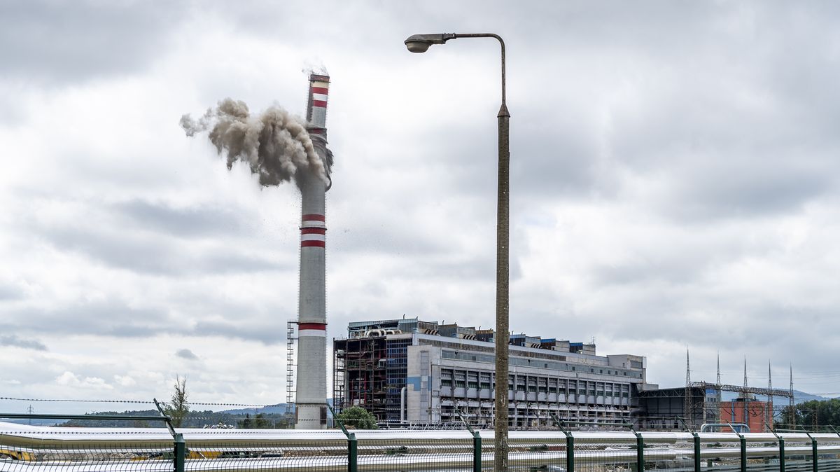 FOTO: Odstřel dvousetmetrového komína v bývalé elektrárně Prunéřov